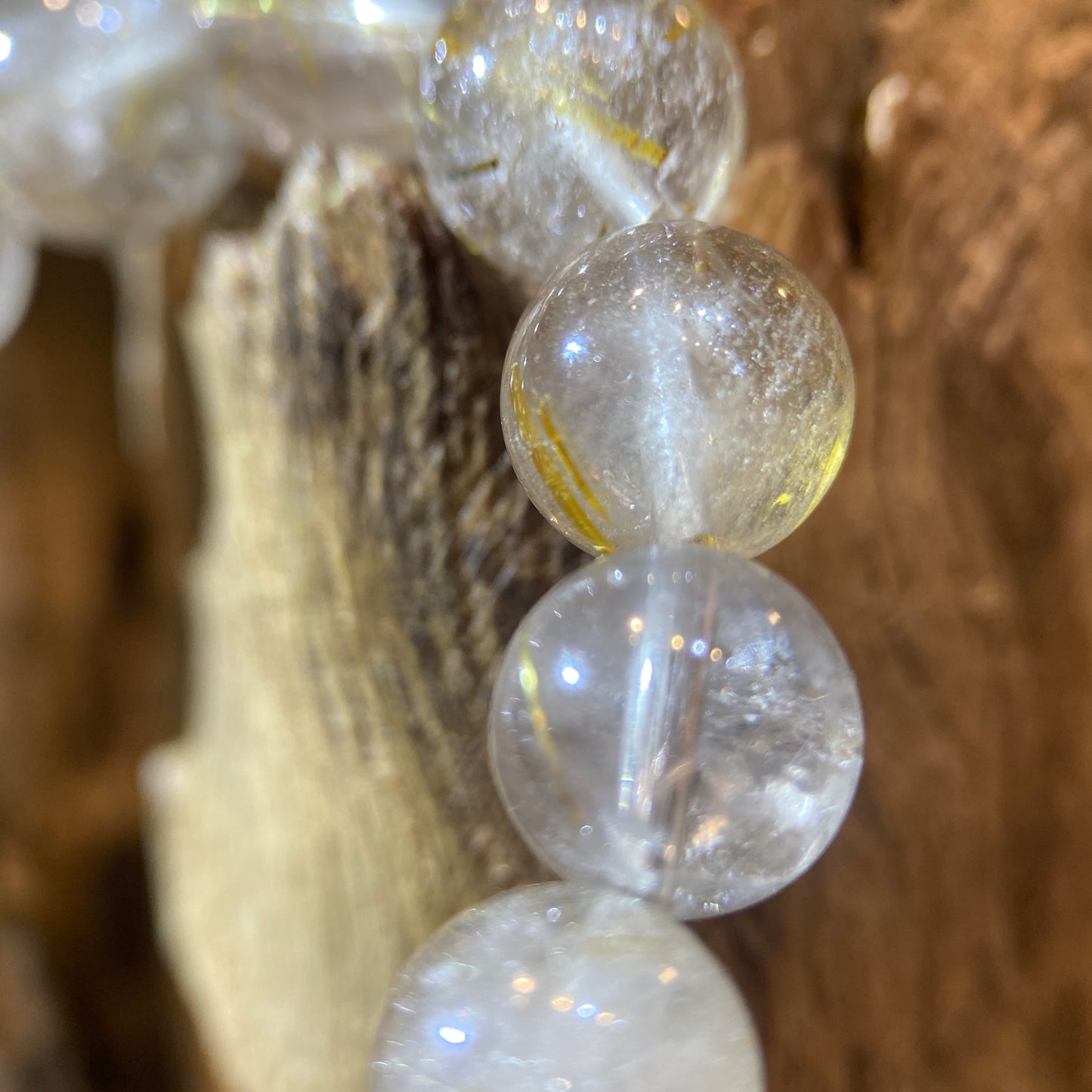 山梨。金髮晶