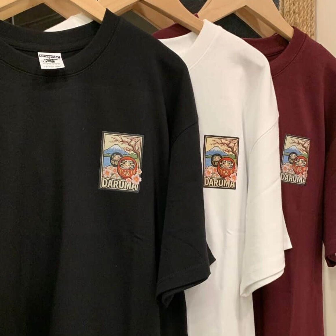 達摩櫻花數碼織繪T恤｜Daruma Embroidery Print T-shirt