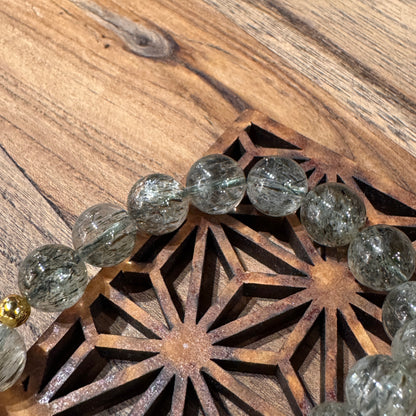 綠碧髮。琉璃珠。達摩 | Green Rutilated Quartz Daruma Bracelet